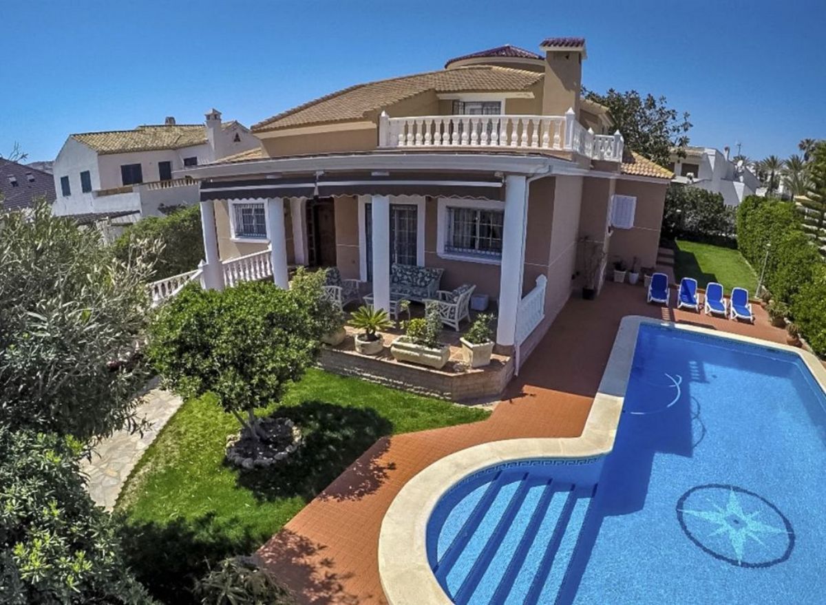 Casas en venta con 6 dorm. en Torrevieja, Alicante