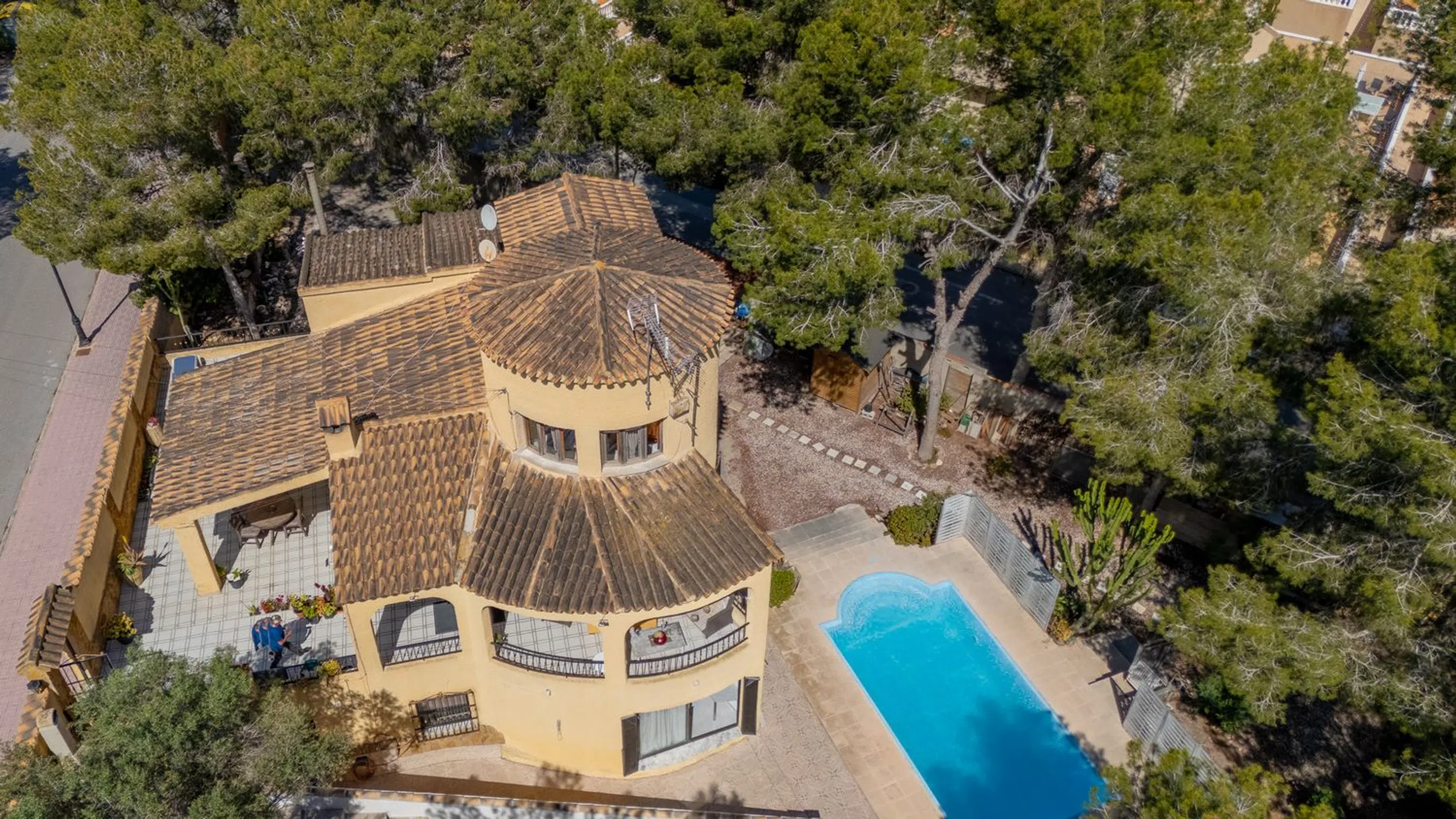 Chalet independiente con 6 dormitorios en Orihuela, Alicante