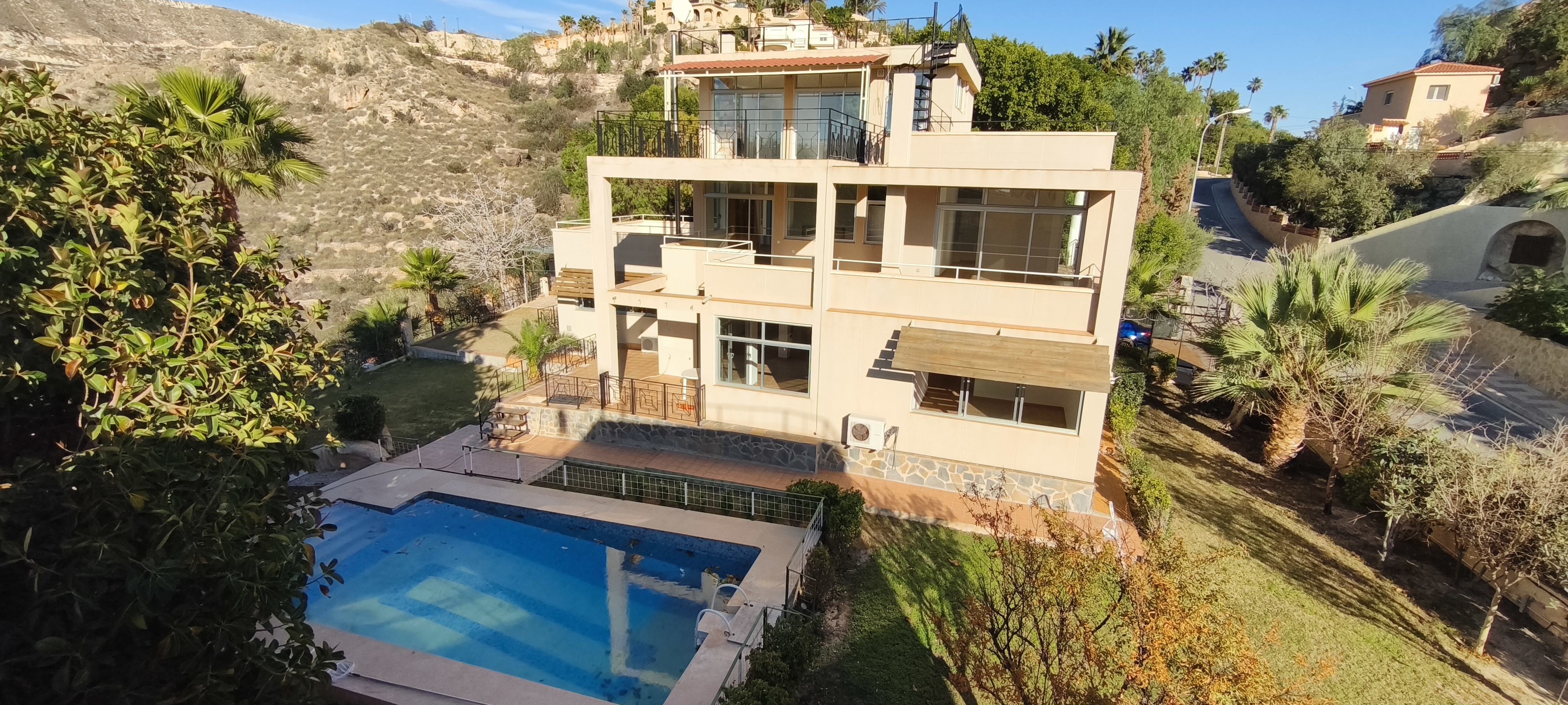 Chalet independiente con 4 dormitorios en El Campello, Alicante