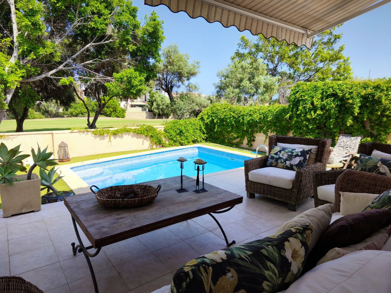 Chalet independiente con 4 dormitorios en Alicante / Alacant, Alicante
