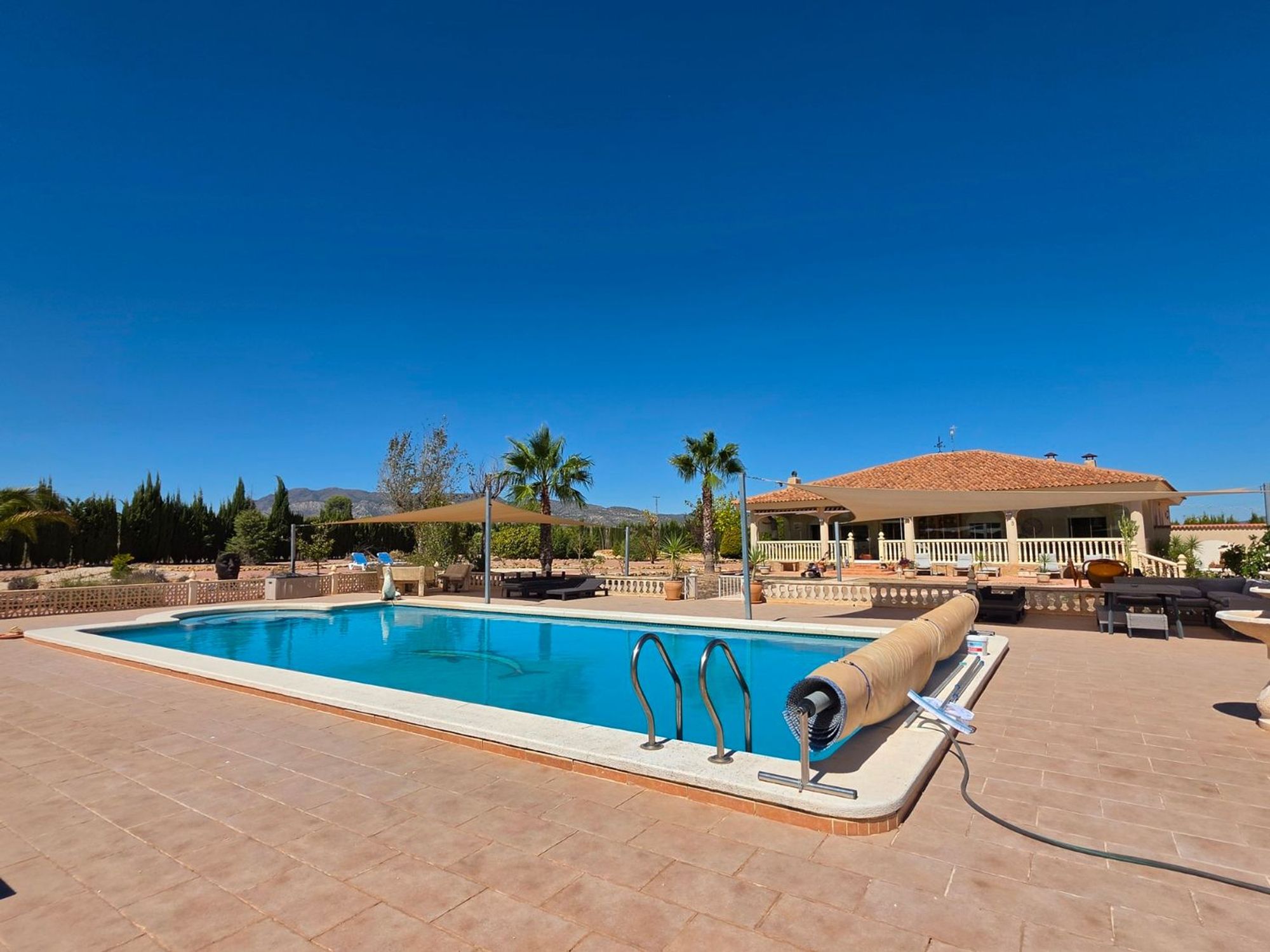 Houses for sale with 4 bd in Pinoso, Alicante - 619292