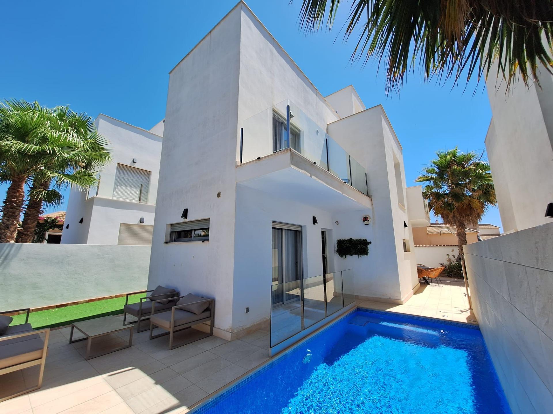 Houses for sale with 3 bd in Torrevieja, Alicante - 618035