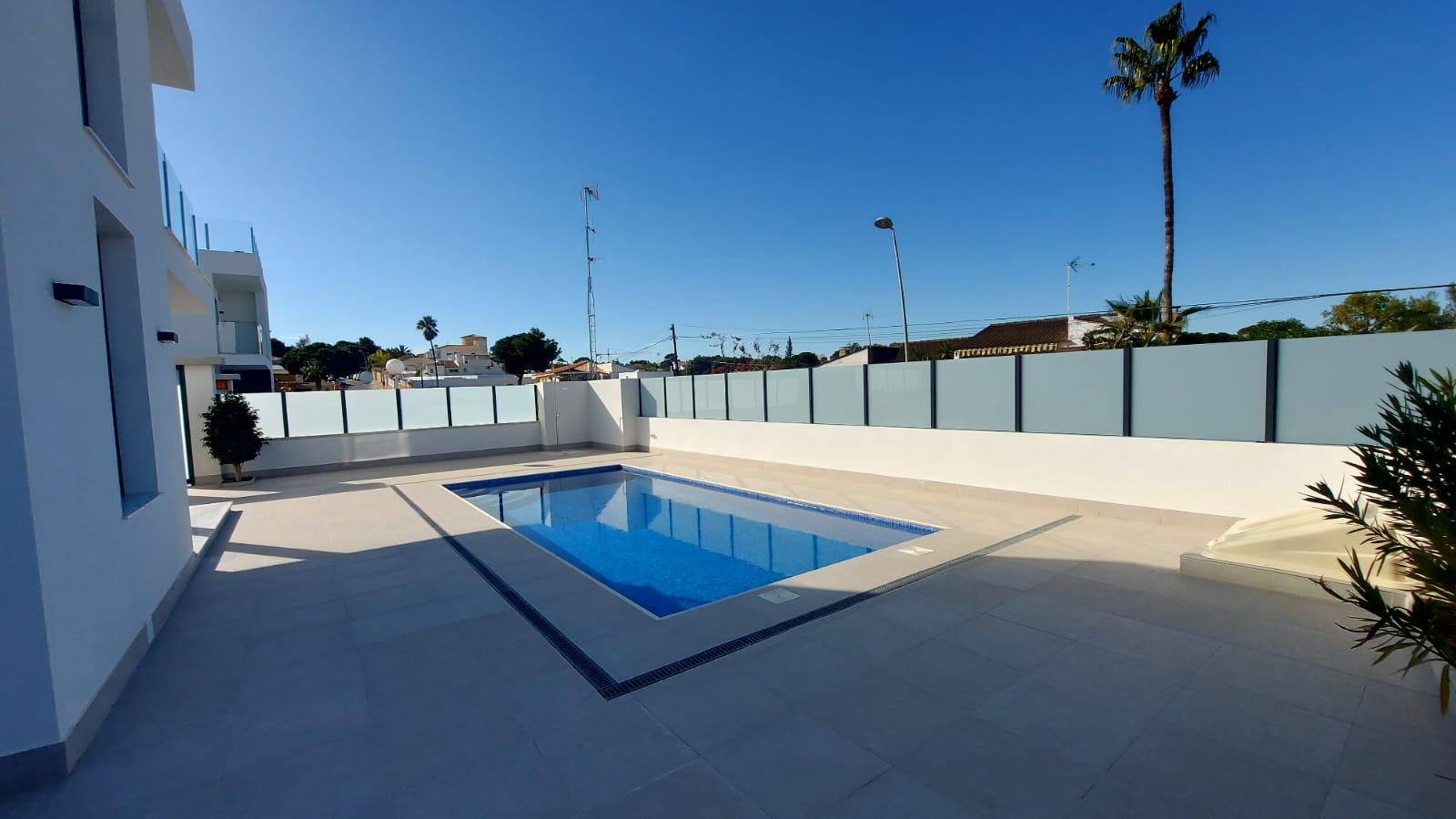 Houses for sale with 3 bd in Torrevieja, Alicante - 619020