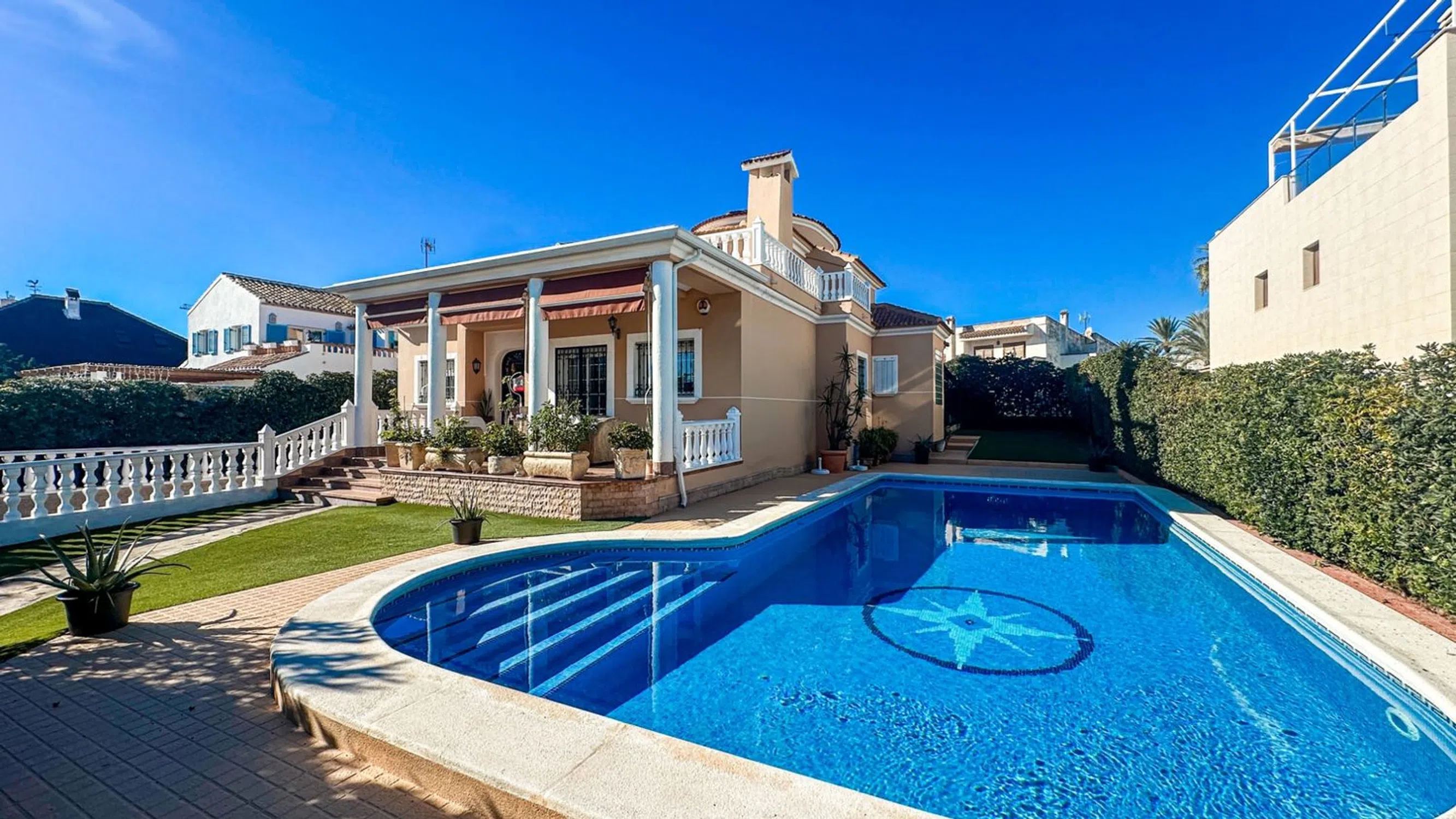 Detached chalet with 6 bedrooms in Torrevieja, Alicante