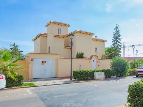 Houses for sale 4 bd in Torrevieja, Alicante
