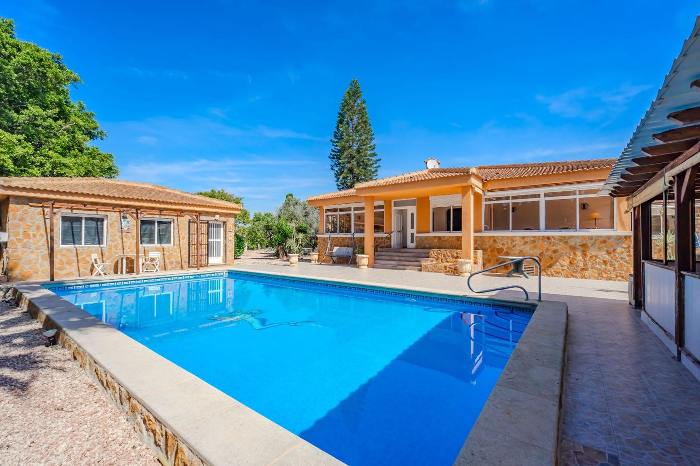 Houses for sale with 5 bd in Daya Vieja, Alicante