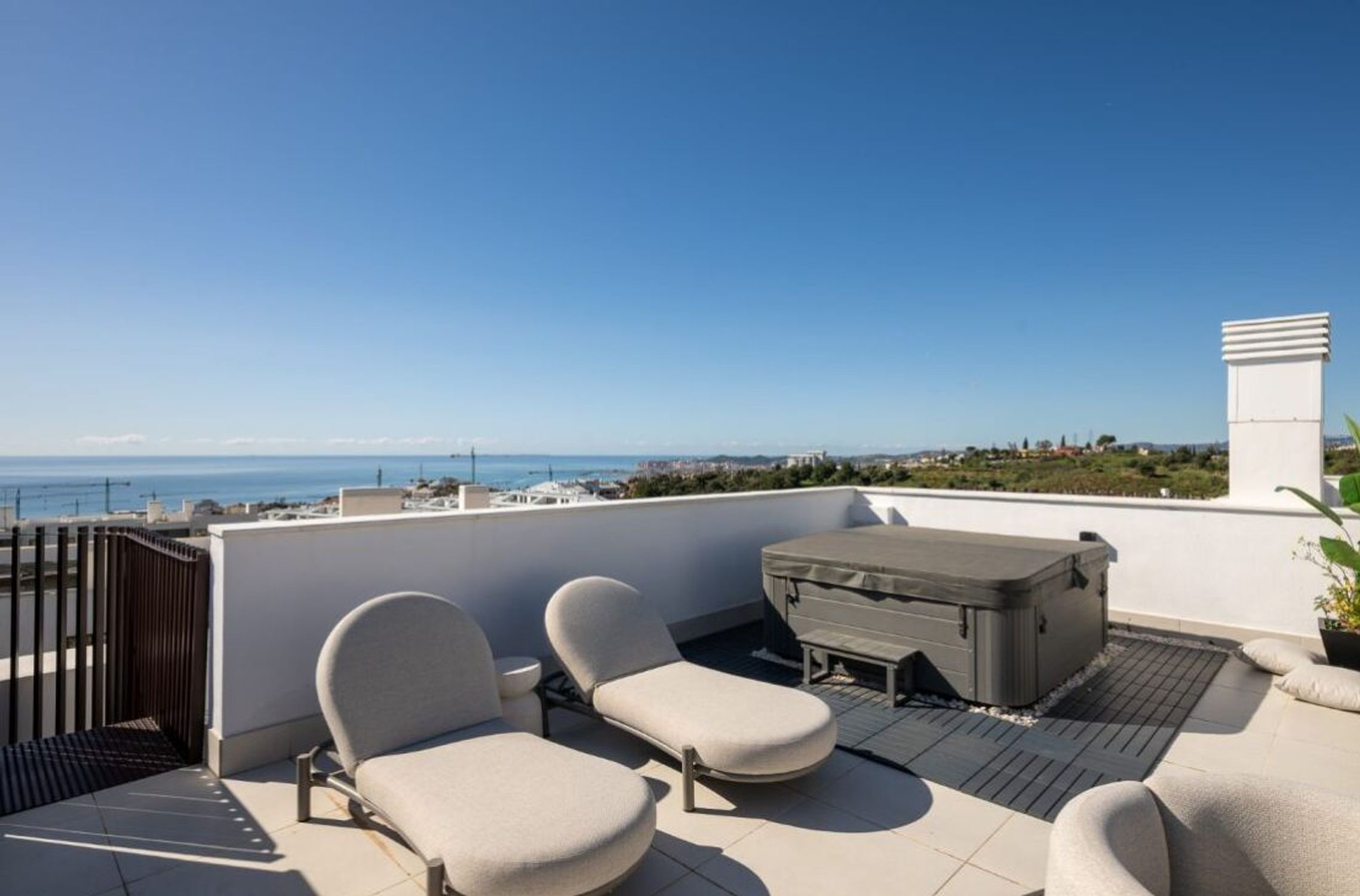 Apartments for sale with 2 bd in Fuengirola, Malaga