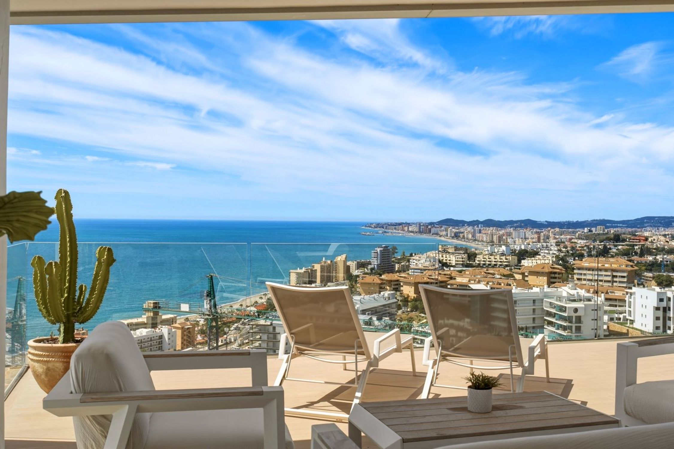 Apartments for sale with 4 bd in Fuengirola, Malaga