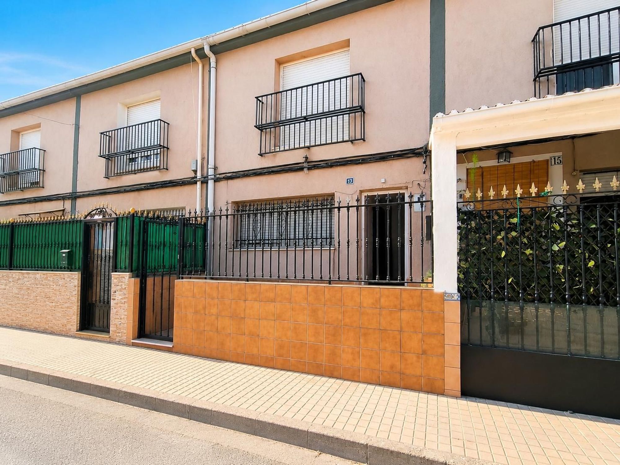 Houses for sale with 4 bd in Pinoso, Alicante