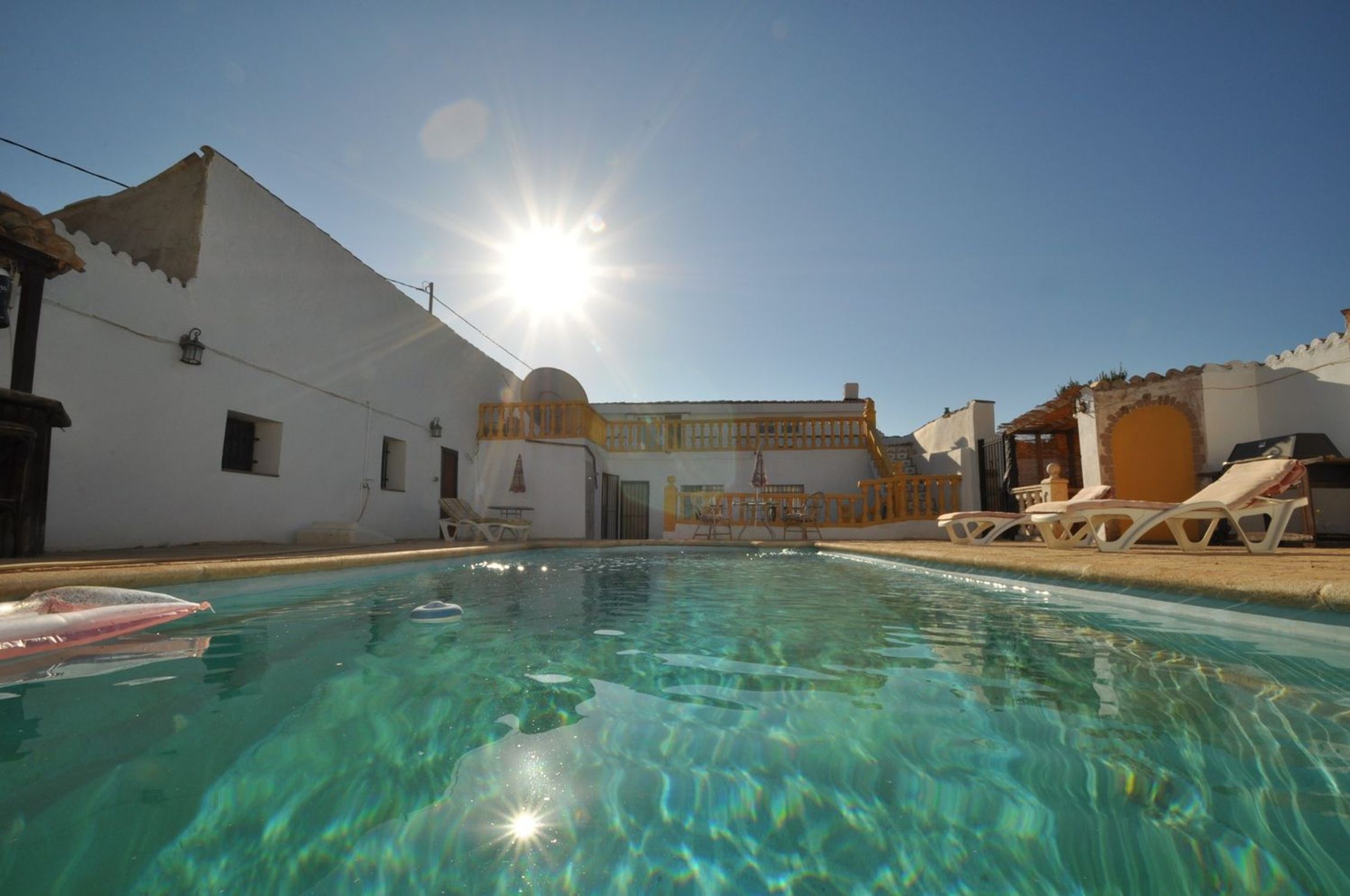 Houses for sale with 8 bd in Pinoso, Alicante