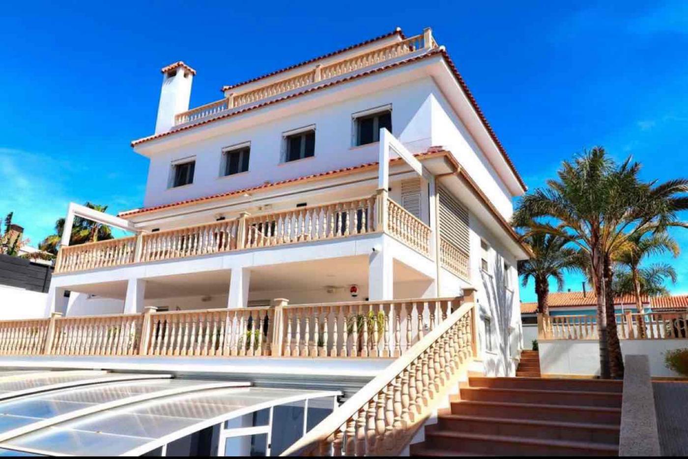 Houses for sale with 5 bd in Mil Palmeras, Alicante