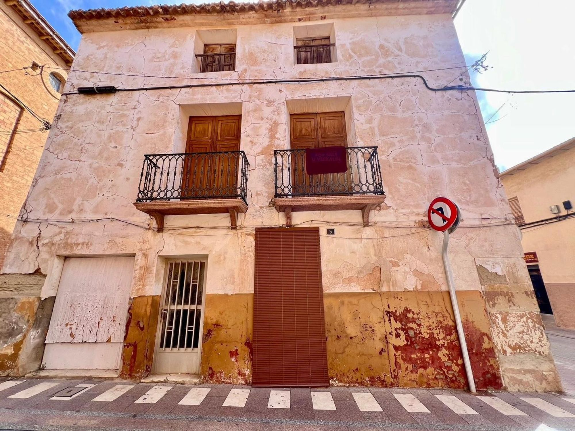 Houses for sale with 8 bd in Pinoso, Alicante