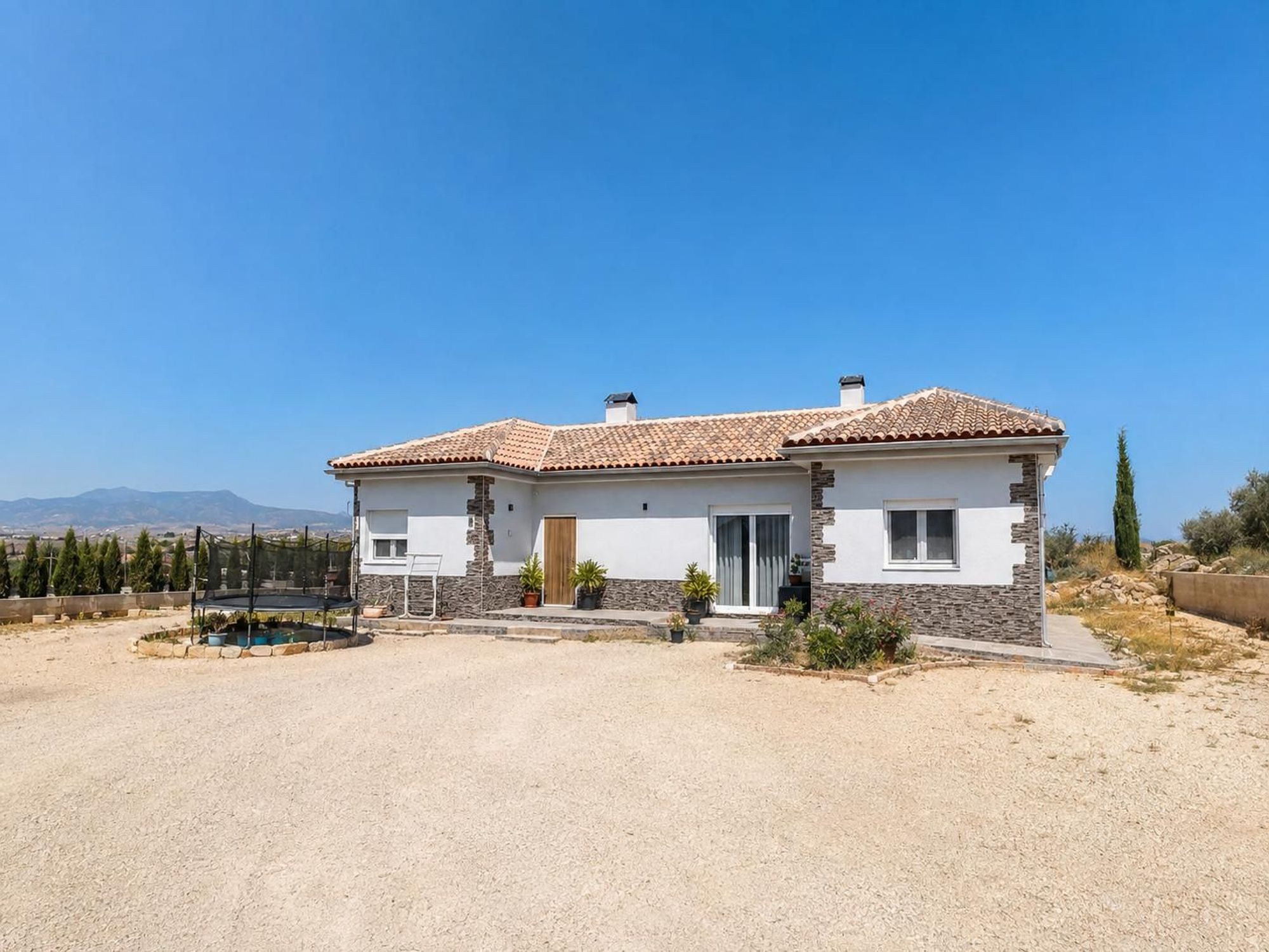 Houses for sale with 4 bd in Pinoso, Alicante