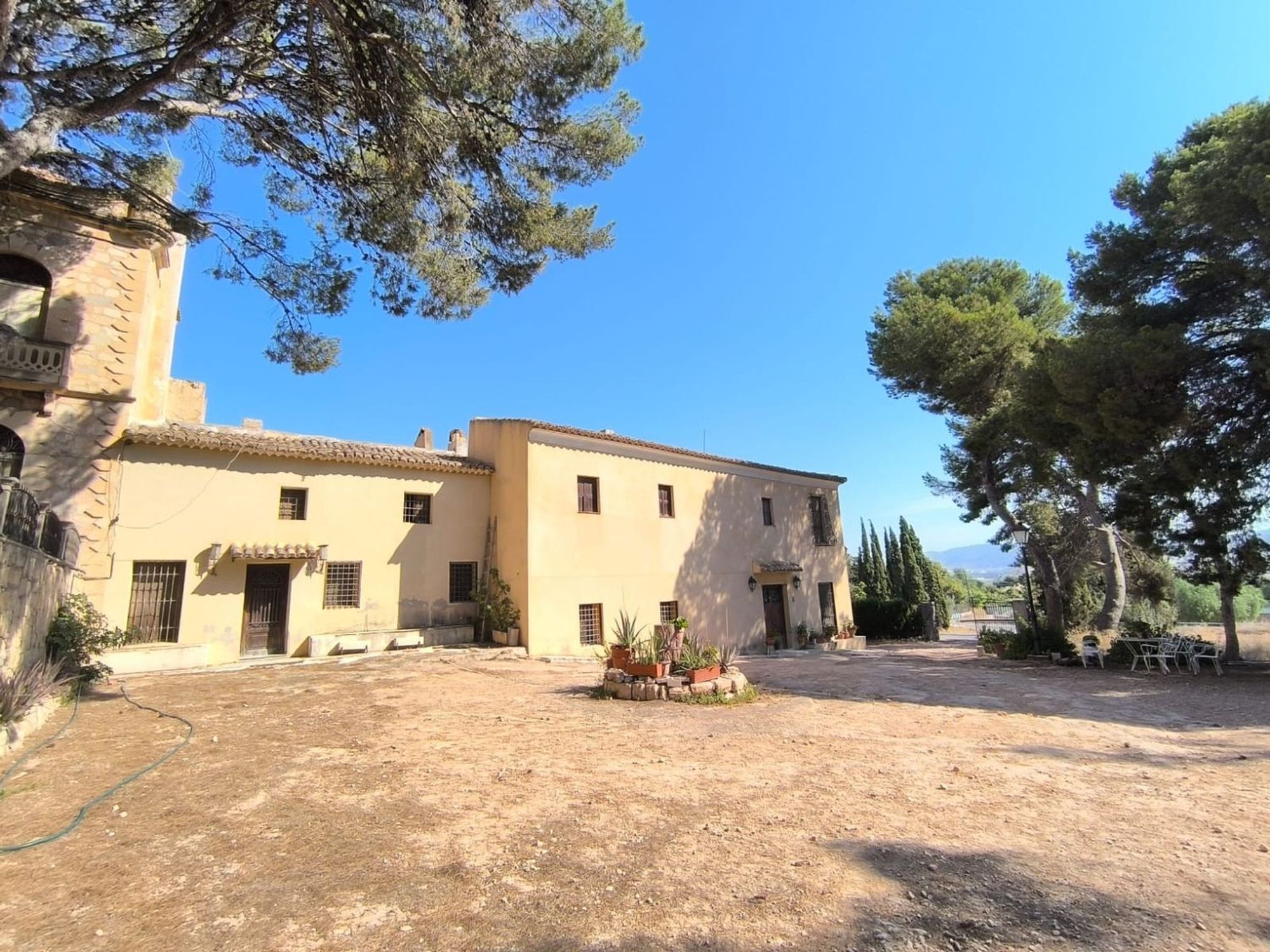 Houses for sale with 15 bd in Monovar, Alicante